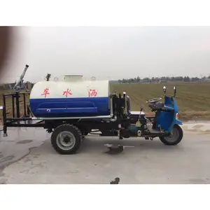 Serbatoio dell'acqua protezione ambientale motore a spruzzo a quattro ruote auto a spruzzo d'acqua camion a quattro ruote per trattori d'acqua