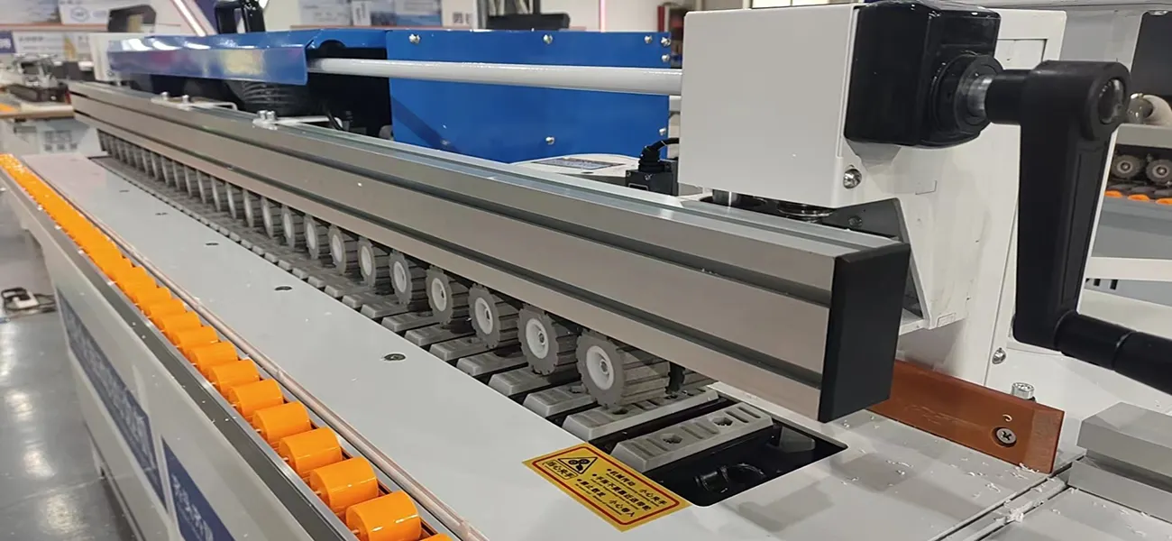 China Schrank Melaminplatte automatische Randbinder Holzbearbeitungsmaschine Randbinder Maschine für Möbel Verkauf