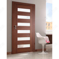 Portes classiques en bois massif pour maisons de style vintage avec moulures complexes et inserts en vitrail reflétant la beauté du vieux monde