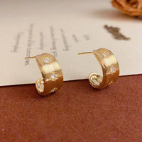 Boucles d'oreilles en forme de C rétro minimalistes de niche avec strass, luxe léger, polyvalentes, en acier inoxydable de haute qualité