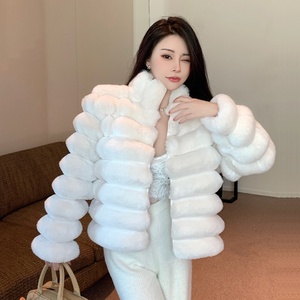 Cappotto Corto Slim in <span class=keywords><strong>Pelliccia</strong></span> Sintetica da Donna, Modello Rich Girl, Inverno 2026, Eco-Friendly, Imitazione Zibellino e <span class=keywords><strong>Pelliccia</strong></span> di Coniglio. Maglione a collo alto in <span class=keywords><strong>pelliccia</strong></span> spessa. Elegante - Product Image 6
