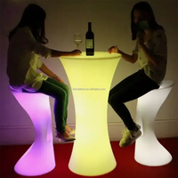 Meuble d'exposition en plastique blanc de luxe avec éclairage LED, alimenté par batterie, table à cocktails LED à changement de couleur RVB pour les fêtes en plein air