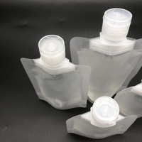 Pochettes d'emballage liquide transparentes en plastique personnalisées avec petit bec verseur et buse, vente en gros