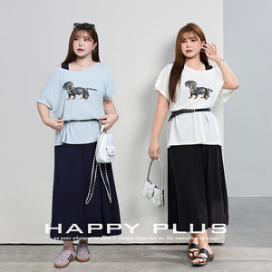 Runqi Ensemble pour femmes grandes tailles, t-shirt à épaules dénudées imprimé teckel, robe midi noire sans manches avec ceinture N9176 - Product Image 2