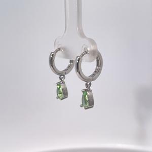 ต่างหูจี้ทรงเรขาคณิตคลาสสิก Tianyu Gems สำหรับผู้หญิง ทำจากทองเหลืองชุบทอง ประดับด้วยเพชรสังเคราะห์ทรงลูกแพร์สีเขียว - Product Image 1