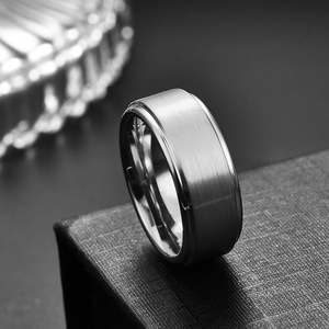 Anillo de Carburo de Tungsteno de 8mm, Dorado, para Hombre, Anillo de Boda con Acabado Cepillado, Joyería para Uso Diario - Product Image 2