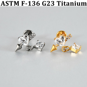 Pendientes de Titanio G23 con Diseño de <span class=keywords><strong>Flecha</strong></span> Atravesando un Corazón, con Zirconia Incrustada, Rosca Interna y Parte Trasera Plana para Perforaciones en Oreja, Labio y Nariz - Product Image 1