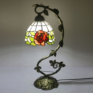 Lámparas Estilo Tiffany LongHuiJing, Lámpara de Vidrio con Decoración para el Hogar, Lámpara de Mesa, Pantalla de Lámpara con Diseño de Rosa y Hojas Metálicas - Product Image 1