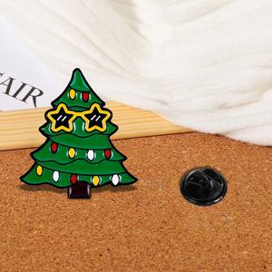 Broche en métal motif sapin de Noël mignon, idéale comme accessoire festif pour collection saisonnière de boutiques et de vente au détail - Product Image 3