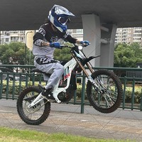 SURRON 2026 Nouvelle Moto Tout-Terrain Électrique Blanche Light Bee X Sur Ron 10000W 72V 35Ah pour Adultes avec Vitesse Maximale de 80 km/h et Couple de 250 N.m