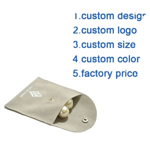 Pochette à bijoux en daim gris clair avec fermeture à bouton-pression et logo argenté personnalisé - Product Image 4