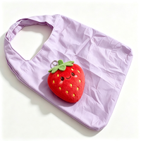 Nouveau design porte-clés en peluche fraise avec sac de courses pliable – Porte-clés fraise en peluche mignon avec sac à main, un best-seller