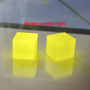 Material sin cortar de color amarillo fluorescente, sintético, Ce GAGG, granate de gadolinio-aluminio-gallio, en bruto para la fabricación de gemas sueltas - Product Image 1