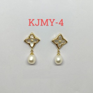 Boucles d'oreilles clous en laiton de style vintage avec perles d'eau douce de qualité supérieure, idéales pour le bureau, la mode quotidienne et comme cadeau d'entreprise. - Product Image 3