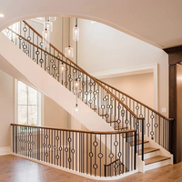 Rampe en fer forgé et verre courbée pour escalier intérieur de villa, conception d'escalier à double poutre en acier et bois