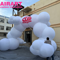 Arche gonflable blanche en forme de nuage. Arche gonflable en forme de nuage avec LED pour fête