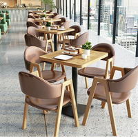Ensemble de meubles de restaurant au design moderne, table à manger en bois colorée personnalisée avec 4 chaises pour les cafés