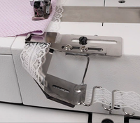 Machine à coudre surjeteuse deux-en-un avec dispositif de roulage de bords et de ourlets à trois aiguilles et cinq fils universel