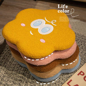 Cuscino per Seduta Invernale Super Morbido in Peluche Fatto a Mano con Fiori Sorridenti e Imbottitura in Memory Foam Design Personalizzato per Uso in Ufficio Unisex - Product Image 3