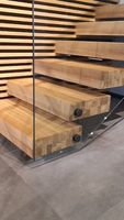 Escalier en tube carré personnalisé avec surface antidérapante et main courante, adapté à un usage résidentiel