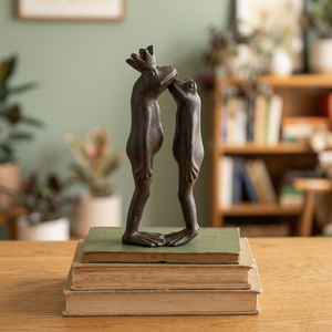 AK Laiton Embrasser Grenouille Prince Figurine Sculpture De Table En Métal En Noir Fini Pour Hôtel & Restaurant Décor - Product Image 2