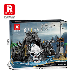 Reobrix 66012 The Pirate Bay 2650PCS Ensemble de blocs de construction modulaires <span class=keywords><strong>Île</strong></span> <span class=keywords><strong>des</strong></span> <span class=keywords><strong>pirates</strong></span> pour adultes - Château de crânes avec cascade - Product Image 4