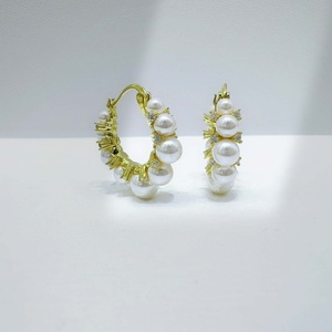Pendientes de aro clásicos de plata de ley 925 al por mayor, chapados en oro, para boda, uso diario, delicados, vintage, con perlas para mujer - Product Image 1