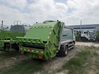 Camion compacteur de déchets municipaux 4x2 à système hydraulique silencieux avec élévateur de conteneurs à commande automatique