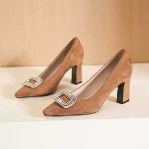 Escarpins en daim 7188C-198 à bout pointu, talon carré, semelle extérieure en caoutchouc, chaussures de bureau avec boucle décorative en strass - Product Image 2