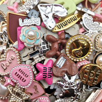 Lot de breloques DIY pour coques de téléphone, assortiment aléatoire, en acrylique, perles, lettres, formes géométriques, fleurs, à dos plat, pour chaussures Crocs, pinces à cheveux, artisanat, vente en gros