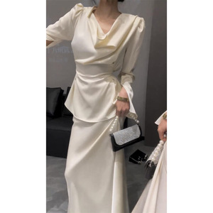 Tenues de créateur Printemps-Automne 2026 : Ensemble élégant et tendance haut de gamme avec haut à col nœud et <span class=keywords><strong>jupe</strong></span> pour <span class=keywords><strong>femme</strong></span> - Product Image 1