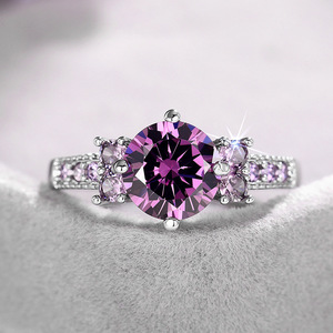 Anello a quattro punte per donna, design elegante, accessorio da indossare ogni giorno - Product Image 1