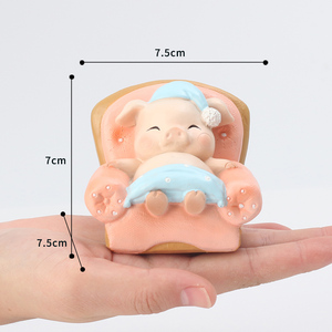 <span class=keywords><strong>Figurine</strong></span> de cochon musical en polyrésine écologique artisanale en gros, design cochon bouffant jouant de l'ukulélé, en résine peinte <span class=keywords><strong>à</strong></span> la main pour cadeau - Product Image 6