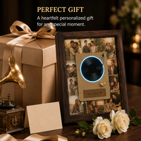 Cadre musical DIY avec deux disques vinyles, collage photo personnalisé et lecteur rétro lumineux pour cadeaux d'anniversaire