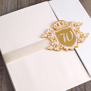 Sang trọng tùy chỉnh bìa cứng tri-gấp tập sách lời mời đám cưới với vàng gương acrylic khóa Ribbon Pocket phong bì - Product Image 3