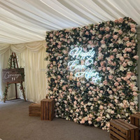 Toile de fond murale MoKtong blanche et dorée avec fleurs 5D, roses en soie réalistes et verdure artificielle pour la décoration de scène de salle de banquet