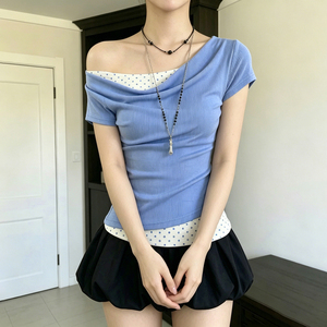 Camiseta de manga corta ajustada de dos piezas con hombro descubierto y estampado de lunares Sweet Girl para mujer, estilo Y2K con cintura fruncida. - Product Image 1