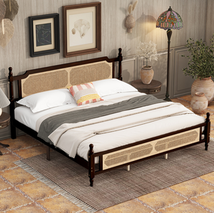 Lit en bois de pin massif avec tête et pied de lit en rotin, avec plateforme de lit central renforcée - Product Image 1