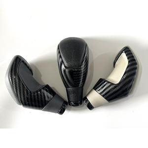 Poignée de levier de vitesses automatique Peugeot 3008 en fibre de carbone, design ergonomique, couleurs noir, gris et clair - Product Image 2