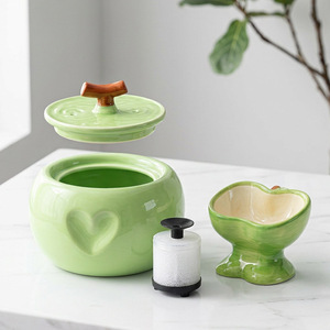 Fuente de agua para mascotas de cerámica con forma de manzana, dispositivo automático para beber para gatos y perros, desmontable y fácil de limpiar - Product Image 2