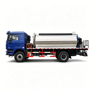 Camion distributeur d'asphalte haute capacité et robuste avec réservoir chauffé et système de pulvérisation automatique pour les grandes constructions routières - Product Image 1