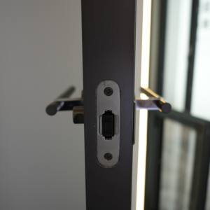 Meilleur prix <span class=keywords><strong>d</strong></span>'usine <span class=keywords><strong>Porte</strong></span> <span class=keywords><strong>d</strong></span>'<span class=keywords><strong>entrée</strong></span> personnalisée en aluminium Cadre étroit <span class=keywords><strong>pour</strong></span> application extérieure Maison résidentielle Appartement Chambre à coucher Hôtel - Product Image 5