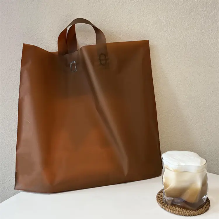 쇼핑 핸드백이있는 고급 젖빛 투명 의류 매장 의류
