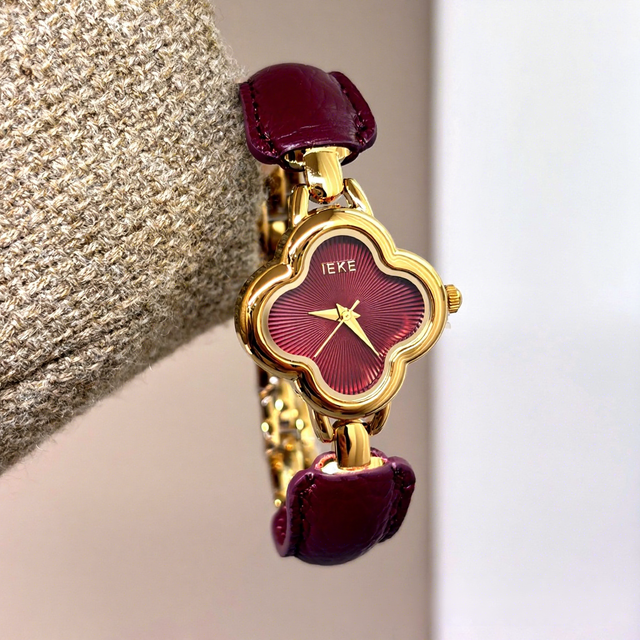Senior Women's Medieval Style Four-Leaf Clover Alloy Case Leather Strap Quartz Watch with Red Belt and 30mm Dial