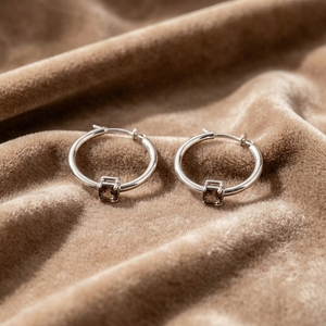 Pendientes de aro tipo huggie de plata personalizados para pedidos al por mayor, con piedra de resina cuadrada, minimalistas, hipoalergénicos, para mujer - Product Image 2