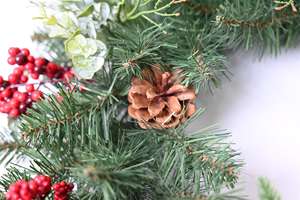 Guirlande de Noël de luxe en fausse fourrure rouge avec décorations de Noël, guirlande de Noël de luxe à faire soi-même - Product Image 4