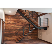 Escalier CBMmart au design moderne avec double plateaux en acier, marches en bois courbées et garde-corps en verre