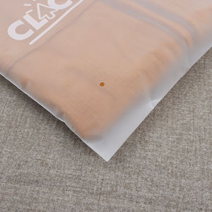 Heetverkopende bedrukte T-shirt verpakking, op maat gemaakte matglanzende ritssluitertas met logo, matglanzende ritssluitende plastic verpakkingszakken voor kleding - Product Image 4