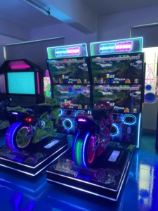 Nouveau simulateur de course <span class=keywords><strong>VR</strong></span> 55 pouces 2026, machine d'arcade à double écran dynamique, équipement de salle de jeux à monnayeur - Product Image 5