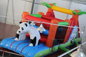 Structure gonflable Panda pour parcours d'obstacles, idéale pour les fêtes commerciales en plein air pour enfants - Product Image 1